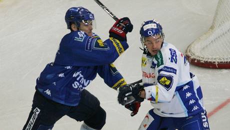 Kometa Brno - Vítkovice: domácí Jan Novák (vpravo) brání Václava Varaďu Kometa Brno - Vítkovice: domácí Jan Novák (vpravo) brání Václava Varaďu