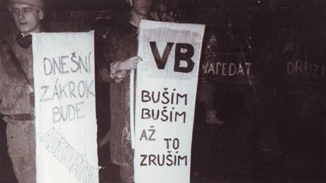 Emoce listopadu 1989 daleko lépe ilustrují básn a íkanky ne jiné dokumenty, tvrdí historici.