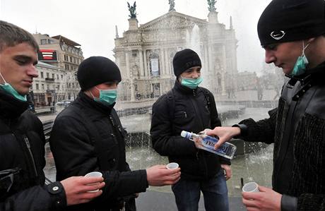 Mladíci ze Lvova se rozhodli elit neznámému viru vodkou.