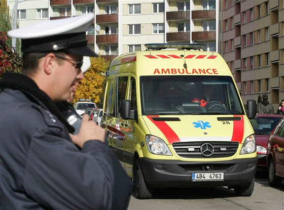 Kvli ohni ve sklep panelového domu v brnnských erných Polích hasii evakuovali ti obyvatele. Jednu enu záchranái pevezli do nemocnice. Ilustraní foto