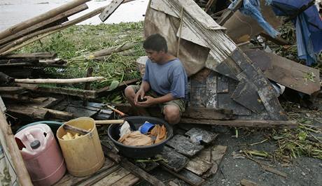 Tajfun Mirinae boil domy a vyvracel stromy. (31. 10. 2009)
