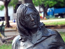 Kuba, Havana. Bronzov socha Johna Lennona