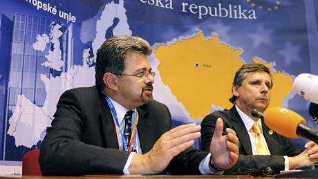 Kanclé prezidenta Jií Weigl (vlevo) a premiér Jan Fischer na summitu v Bruselu