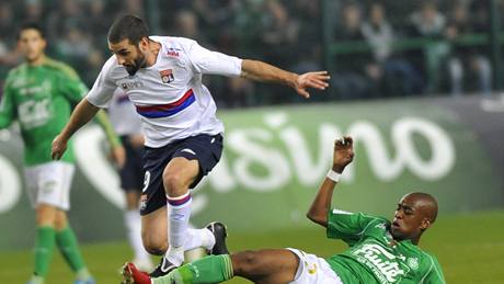 Lisandro Lopez z Lyonu (vlevo) a Fernandes Tavares z Saint-Etienne