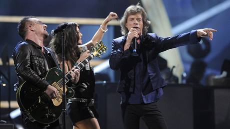 z výroního koncertu k 25 letm Rock´n´rollové sín slávy (Bono, Fergie, Mick Jagger)