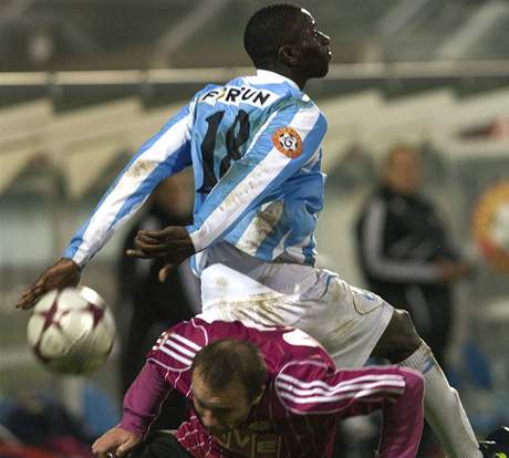 eské Budjovice - Mladá Boleslav: Alex Mendy a Michal ika (dole)