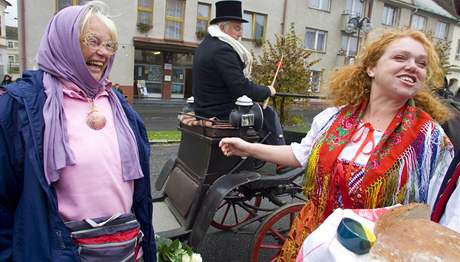 Penzistku Hanu Ulrichovou (vlevo) uvítala v Kladrubech starostka Svatava trbová.
