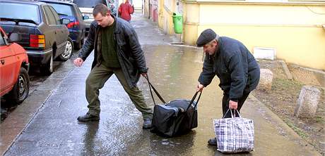 Dé promnil ulice v obí kluzit