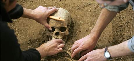 Pod nalezenými kostrami archeologové objevili ást elezáské pece. Dá se pedpokládat, e její pvod sahá do 13. a 14. století. (Ilustraní snímek)