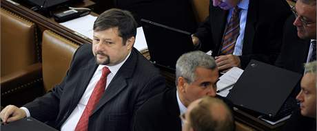 Nezaazený poslanec Petr Wolf (vlevo) na schzi Poslanecké snmovny. (4. listopadu 2009)
