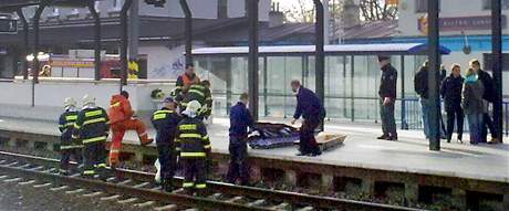Vlak srazil v íanech na nádraí mladíka sedícího na kraji kolejit. (5.listopadu 2009) - foceno mobilem.