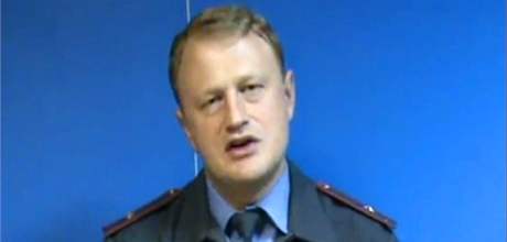 Policejní major Alexej Dymovský  si stuje na pomry v ruské  policii ve videoklipu, který umístil na server YouTube.