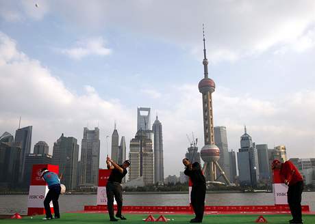 HSBC Champions 2009 - exhibin odpaly, (zleva) Jang Jong-un, Phil Mickelson, Tiger Woods, Sergio Garca. 