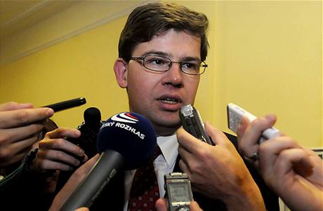 Jií Pospíil odpovídá novinám poté, co byl zvolen novým dkanem právnické fakulty v Plzni (2. listopadu 2009)