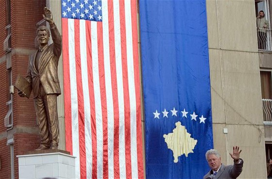 Bill Clinton pijel do Kosova odhalit sochu sebe sama. (1. listopadu 2009)
