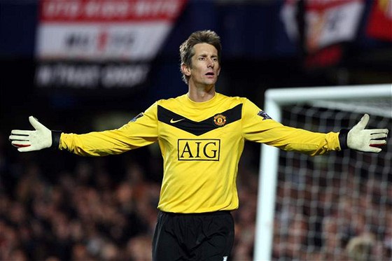 TO SNAD NE. Jako by se Edwin Van der Sar, branká Manchesteru United, divil, ale jeho tým Chelsea podlehl.