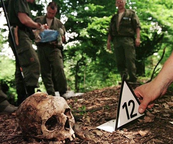 Nalezené masové hroby nedaleko Srebrenice na archivním snímku z roku 1996