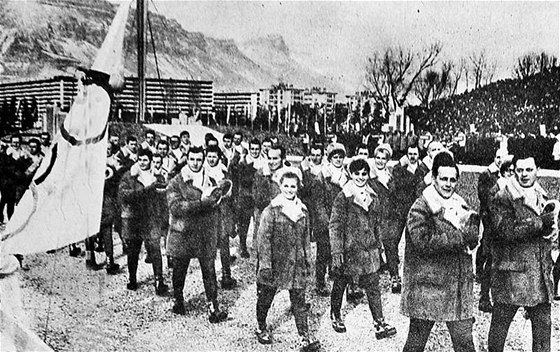 Grenoble 1968. I zlatý skokan Jií Raka chválil teplé kabáty dubeáky z Kary