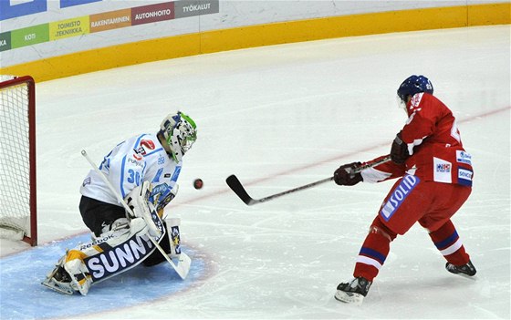 Finsko - esko: Jaroslav Bedná dává gól. Finský gólman  Tarkki je bezmocný.