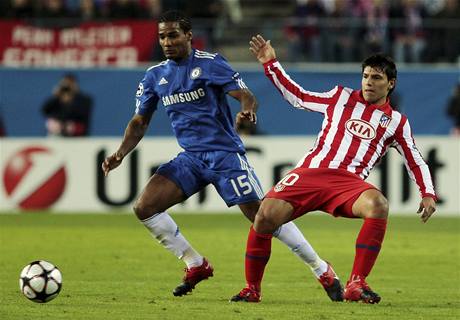 POSÍLÍ CHELSEA? Sergio Agüero (vpravo) proti londýnskému klubu pedvedl, e góly dávat umí.