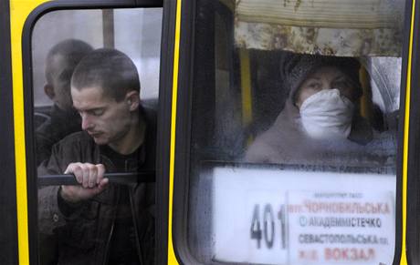 ena s ochrannou roukou v autobuse hromadn dopravy v Kijev na Ukrajin. (2. listopadu 2009)