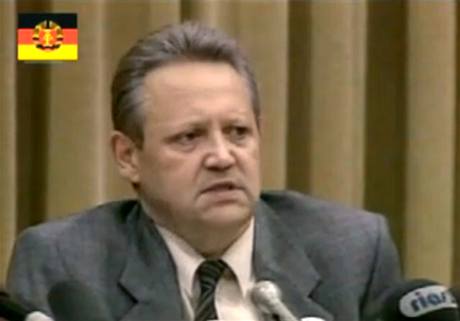 Gnter Schabowski na tiskov konferenci 9. listopadu 1989.