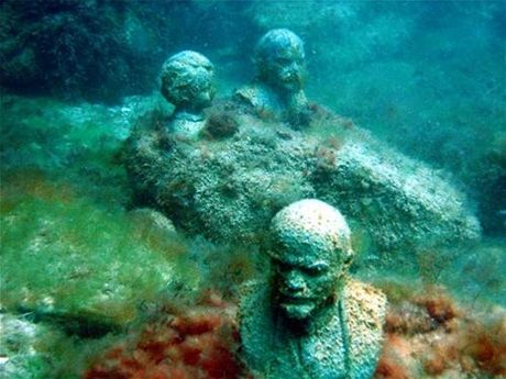 Podvodn muzeum u msta Atlua se chlub bystami V.I.Lenina