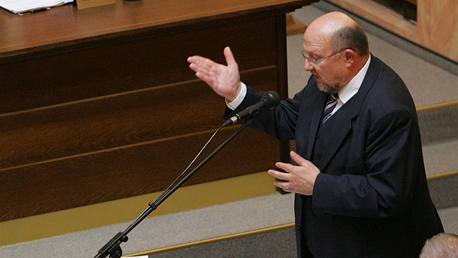 stavn soudci naslouchaj zvren ei prvnka Alee Pejchala, kter na jednn zastupoval prezidenta Vclava Klause (27. jna 2009)