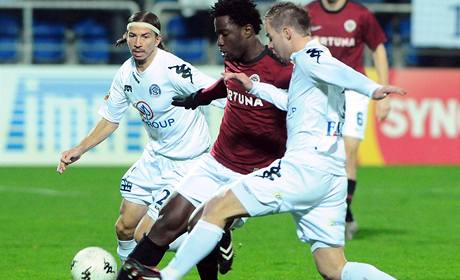 Slovcko - Sparta: Bony Wilfried ze Sparty mezi Aleem Urbnkem (vlevo) a Lukem Kubnm ze Slovcka. 