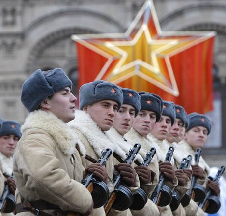 Na moskevskm Rudm nmst pochodovaly stovky vojk v dobovch uniformch (7. listopadu 2009)