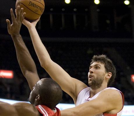 Toronto - Houston: torontsk Andrea Bargnani (v blm) zakonuje pes Carla Landryho