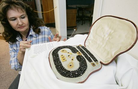 Svtoznm soupravy 7 kus zlatch perk s 469 eskmi granty z pozstalosti baronky Ulriky von Levetzow mete nyn vidt v Oblastnm muzeu v Most