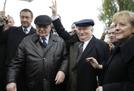 Lech Walesa mezi Angelou Merkelovou a Michailem Gorbaovem pi oslavách 20. výroí pádu Berlínské zdi.