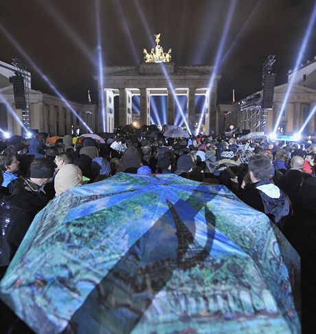 Kapela U2 u Braniborsk brny pipomnla 20. vro pdu Berlnsk zdi.