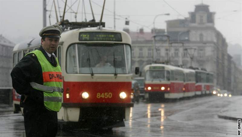 Kolony tramvají na Palackého most (11.5.2009)