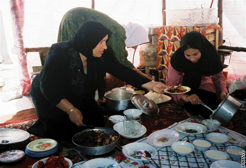 Írán. Íránci propadli výletm do pírody a piknikování  se stany nebo improvizovanými písteky