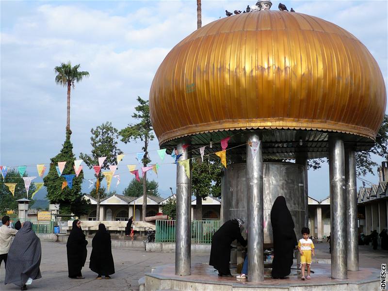 Írán.Zlatá fontána v jednom z mauzoleí, jakých jsou po celé zemi stovky