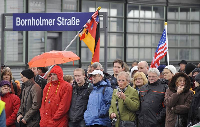 Diváci ekají na most na ulici Bornholmer v Berlín bhem oslav 20 let pádu Berlínské zdi