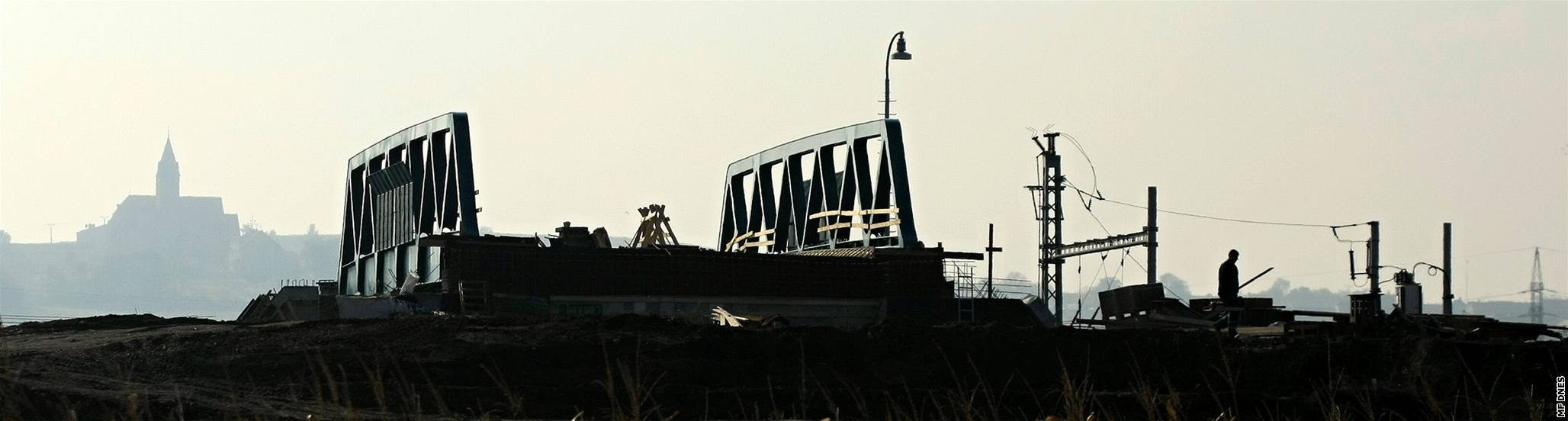 Stavba nového mostu pes elezniní koridor v Zajeí. 