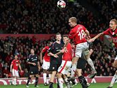 Manchester United - CSKA Moskva: Tom Necid (tvrt zleva) pihl skrujcmu Paulu Scholesovi 