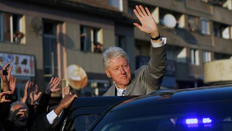 Bill Clinton pijel do Kosova odhalit sochu sebe sama. (1. listopadu 2009)