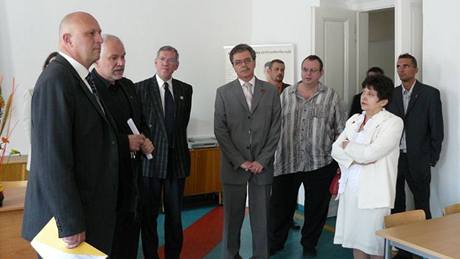 Léka Ivo Procházka (tetí zleva) na fotografii z návtvy ministr v Dom svtla.
