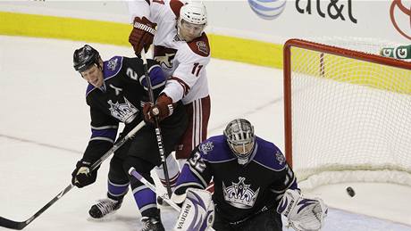 Phoenix - LA Kings, zleva: Mat Greene, Martin Hanzal a branká Jonathan Quick 