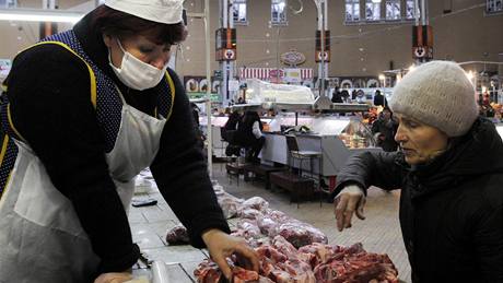 Ukrajinská prodavaka masa v Kyjev se chrání roukou (3. 11. 2009)