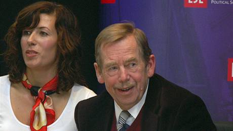 Nkdejí prezident Václav Havel se zúastnil konference v prestiní Londýnské ekonomické kole (LSE) (4. 11. 2009)