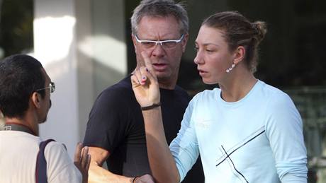 Yanina Wickmayerová opoutí s otcem Markem turnaj na Bali, kde se zaátkem listopadu o svém trestu dozvdla