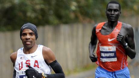 Meb Keflezighi (vlevo) pedbíhá Roberta Cheruiyota. Stane se prvním americkým vítzem newyorského maratonu od roku 1982.