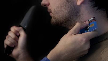 Na sebeobranu můžete použít i obyčejnou kreditku Na sebeobranu můžete použít i obyčejnou kreditku