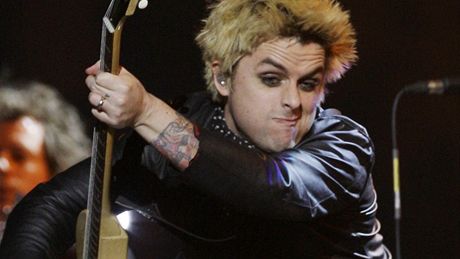 Green Day na udílení cen MTV, odkud si odnesli soku za nejlepí rockovou skupinu.
