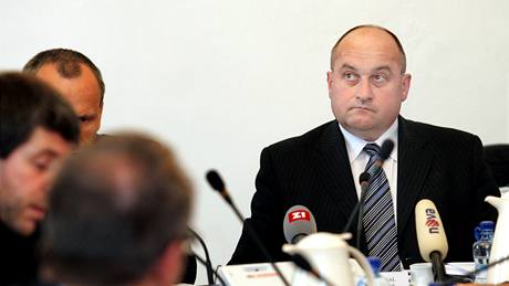 Prezident Nejvyššího kontrolního úřadu (NKÚ) František Dohnal (uprostřed). Prezident Nejvyššího kontrolního úřadu (NKÚ) František Dohnal (uprostřed).